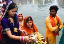 उगते सूर्य को अर्घ्य देकर छठ पूजा का हुआ समापन, तस्वीरों में देखिए महापर्व की छटा