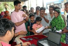 रात में घुसे, अब दिन में वापसी की गुहार; बॉर्डर पर बांग्लादेशियों की भीड़