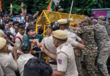 लाठीचार्ज, आंसू गैस, बैरिकेडिंग, संसद भवन के पास पहुंचे प्रदर्शनकारी