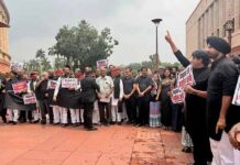संसद परिसर में राहुल गांधी समेत विपक्षी सांसदों का काले कपड़ों में प्रदर्शन