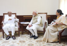 विपक्ष के प्रदर्शन के बीच पीएम मोदी से मिले शरद पवार और सुप्रिया सुले