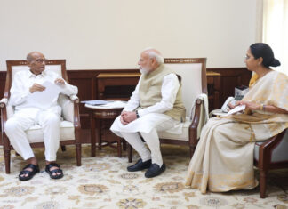 विपक्ष के प्रदर्शन के बीच पीएम मोदी से मिले शरद पवार और सुप्रिया सुले
