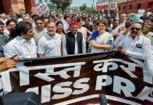 LIVE: पेपर लीक के खिलाफ विपक्ष का प्रदर्शन, खड़गे बोले- संसद में बयान दें PM