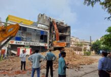 लखनऊ अग्निकांड: रास्ते सील, ढहाई जा रही 15 मौतों वाली चार मंजिला इमारत
