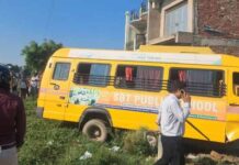 स्कूली बस का टायर फटा: ई-रिक्शा से टकराई, चालक की मौत और 10 घायल