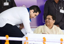 मायावती आखिर क्यों बार-बार हाशिये पर धकेल देती हैं आकाश को!