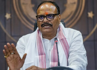 तोड़-फोड़ का दौर, बड़बोले सांसद का ‘स्मार्ट सिटी’ और युवाओं को ई-रिक्शा की सलाह